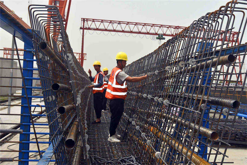 การเพิ่มประสิทธิภาพการจัดการเหล็กเส้น: เหตุใดเครนสะพานคานเดี่ยว 10 ตันจึงเป็นโซลูชันที่คุ้มต้นทุนที่สุดของคุณ