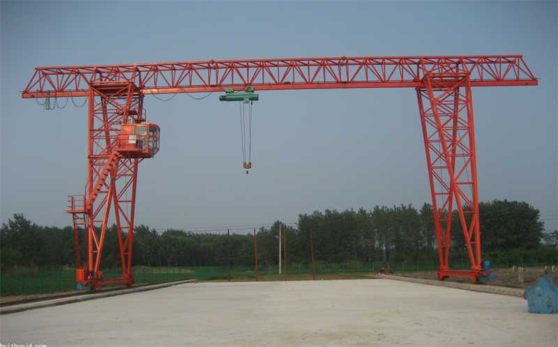 Truss gantry crane with double cantilever