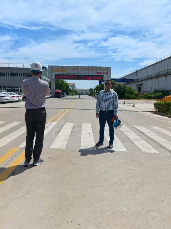 The Pakistani customer visited our factory and inspected the bridge crane they had customized at our facility