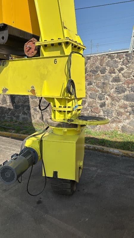 Detailed display of a 30-ton RTG crane