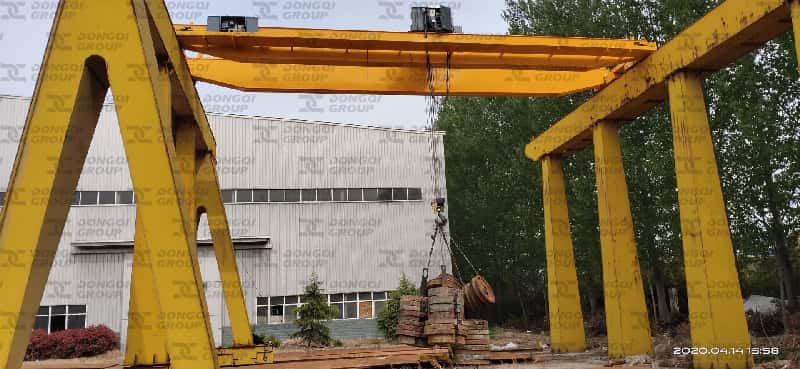 Bridge crane tested on test bench