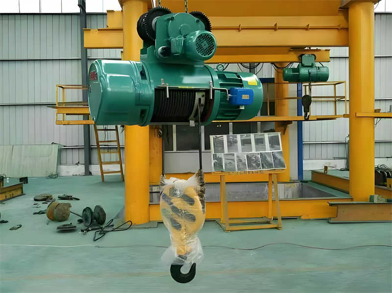 CD electric hoist in the factory workshop